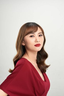 Beyaz arka planda kırmızı ruju olan Asyalı güzel kadın..