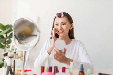 Genç kadın blogger makyaj kozmetik evde video kaydı ile