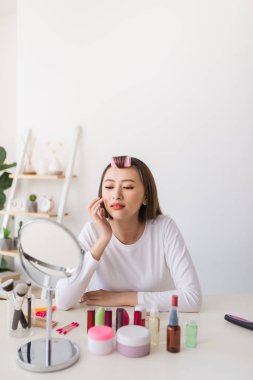 Genç güzel kadın makyaj uygulama