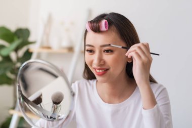 Çekici yetenekli kadın blogger video blog için güzellik ürünü değerlendirmeleri, kız ve kadınlara tavsiye verir, kamera film süreci.