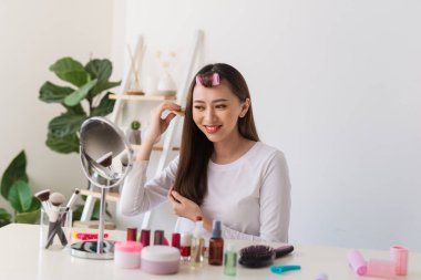 Genç kadın blogger evde video kaydı tarak ile