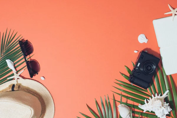 Renkli Yaz Tatilleri Moda Düz Yatıyordu Hasır Şapka Kamera Güneş — Stok fotoğraf