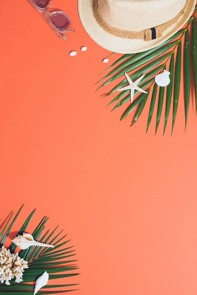 Düz Plaj Aksesuarları Yatıyordu Güneş Gözlüğü Şapka Palmiye Dalları Kabukları — Stok fotoğraf