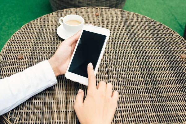 Mujer Mano Usando Pantalla Del Teléfono Negro Vista Superior Cafetería —  Fotos de Stock