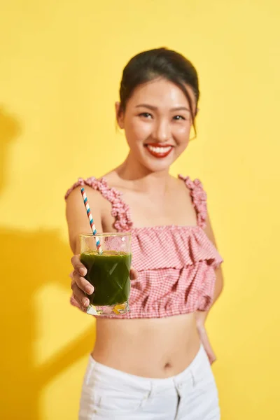 ガラスから緑の新鮮な野菜ジュースやスムージーを持つ笑顔のアジアの女性 — ストック写真