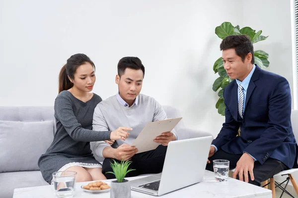 Succesvolle Advocaat Geven Van Consultatie Aan Familie Paar Het Kopen — Stockfoto