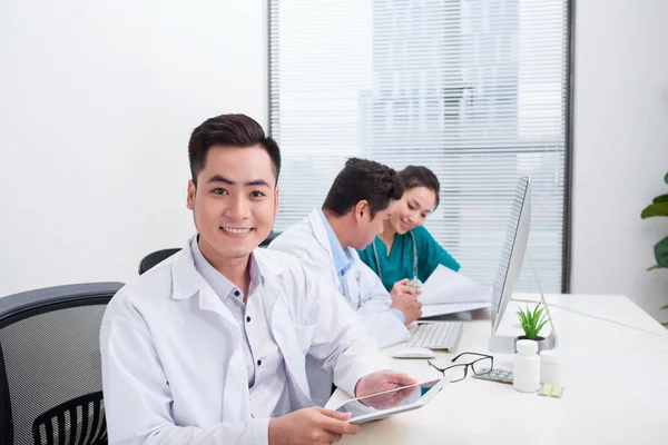 Glücklicher Arzt Mit Medizinischem Personal Krankenhaus Büro — Stockfoto