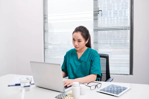 Female Doctor Working Medical Expertise While Sitting Desk Front Laptop — Stock Photo, Image