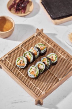 Korece rulo buğulanmış beyaz pirinç (bap) ve çeşitli diğer malzemelerle yapılmış Gimbap(kimbob)