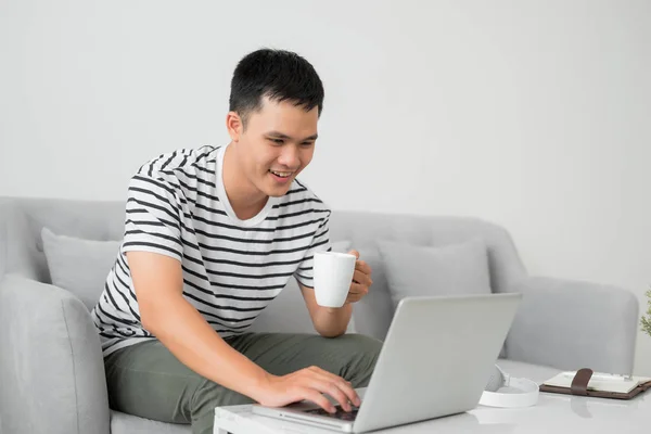 Young Man Concentrating Laptop Computer Screen Sitting Desk Living Room — Stock Photo, Image