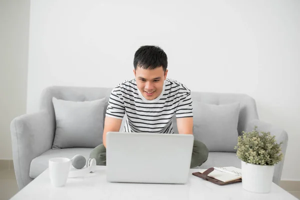Jovem Homem Bonito Sentado Com Laptop Sala Estar Sorrindo — Fotografia de Stock
