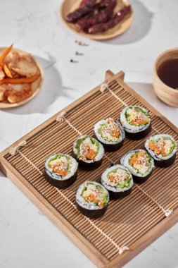 Korece rulo buğulanmış beyaz pirinç (bap) ve çeşitli diğer malzemelerle yapılmış Gimbap(kimbob)