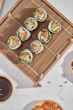 Korece rulo buğulanmış beyaz pirinç (bap) ve çeşitli diğer malzemelerle yapılmış Gimbap(kimbob)