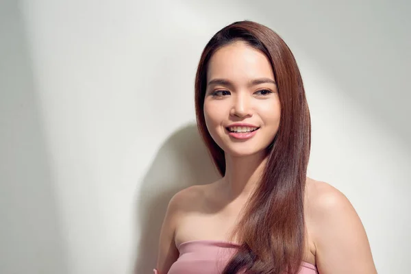 Elegante Chica Asiática Con Piel Bronceada Posando Con Expresión Cara — Foto de Stock