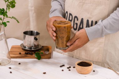 Masada süt ile Vietnam buz kahve.