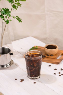 Beyaz masada lezzetli buz kahve americano.