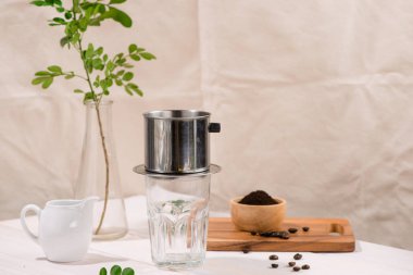 Vietnam kahve Phin ışık arka plan üzerinde