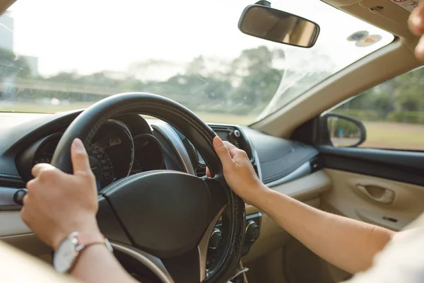 Manos Masculinas Volante Derecha Con Vista Lateral Del País — Foto de Stock