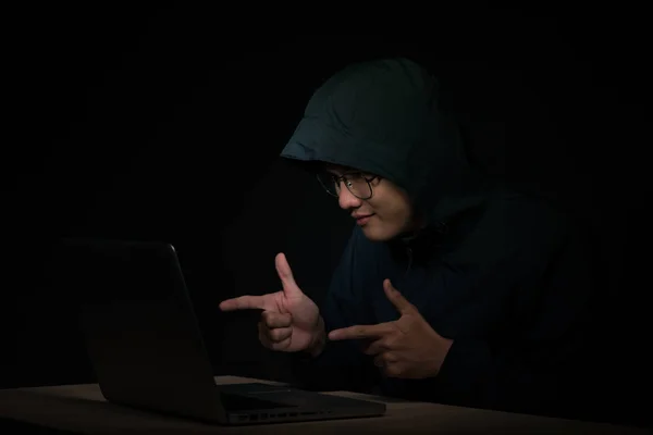 Hacker Masculino Bem Sucedido Posa Frente Computador Portátil Aperta Punhos — Fotografia de Stock