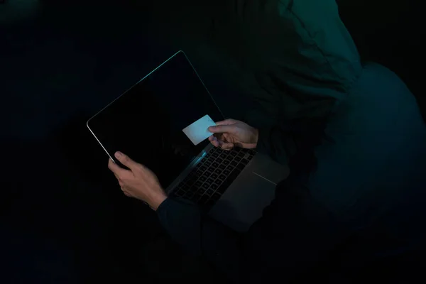 Інтернет Крадіжки Чоловік Тримає Кредитну Картку Коли Сидів Ноутбуком — стокове фото