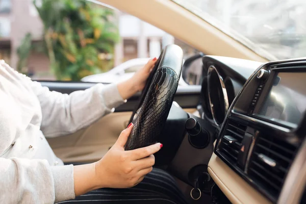 Mãos Femininas Asiáticas Volante Carro Enquanto Dirige Com Pára Brisas — Fotografia de Stock