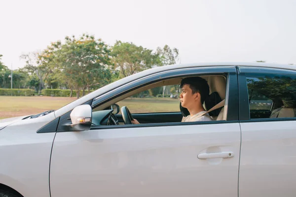 Yeni Arabasını Sürüyor Arabasını Süren Gülümseyen Yakışıklı Bir Genç — Stok fotoğraf