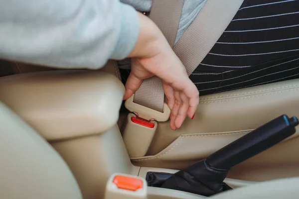 Imagem Recortada Uma Mulher Sentada Carro Colocando Cinto Segurança — Fotografia de Stock