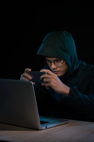 Hacker Met Behulp Van Een Smartphone Zeer Donkere Nachtelijke Omgeving — Stockfoto