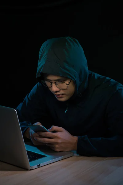 Hacker Usando Smartphone Ambiente Noturno Muito Escuro — Fotografia de Stock