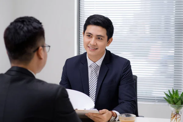 Sollicitatiegesprek Van Twee Zakelijke Professionals Groet Nieuwe Collega — Stockfoto