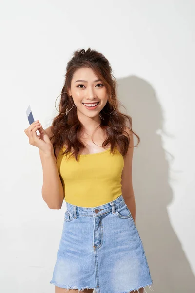 Asiático Jovem Mulher Furando Cartão Para Fazer Compras Fundo Branco — Fotografia de Stock
