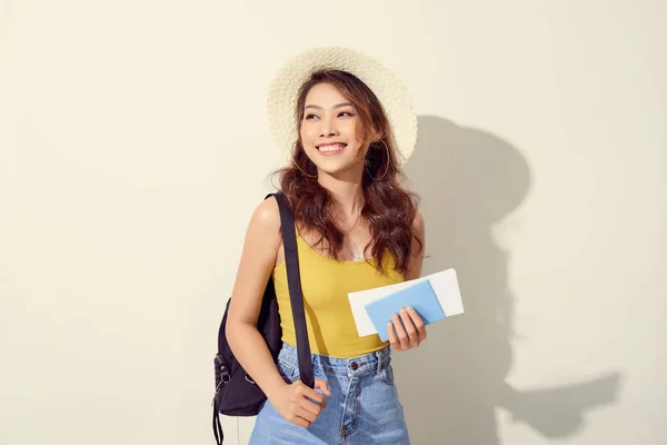 Portrait Young Woman Wearing Trendy Outfit Straw Hat Travel Backpack — Stock Photo, Image