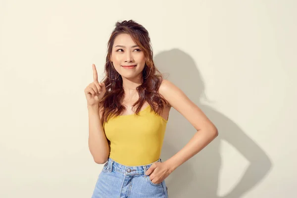 Young Attractive Asian Woman Who Points Finger — Stock Photo, Image