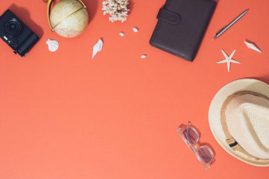  Düz plaj aksesuarları yatıyordu: güneş gözlüğü, şapka, palmiye dalları ve kabukları ile kamera.