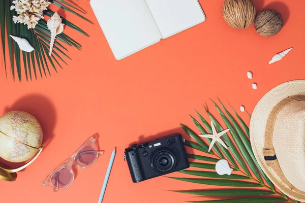 Flat Lay Beach Tillbehör Solglasögon Hatt Kamera Med Palm Grenar — Stockfoto