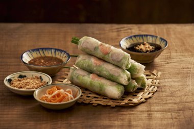Bir tabak salata taze Vietnamca bahar rulo