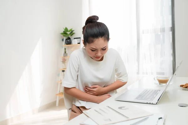 Asian Kobieta Brzucha Ból Lub Uczucie Boli Żołądek Biurze Tabeli — Zdjęcie stockowe