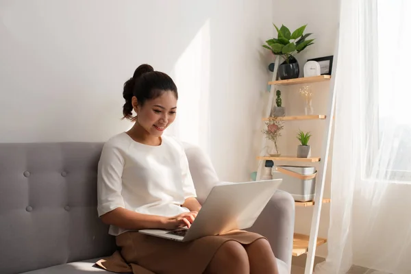 Feliz Bonita Mujer Joven Sentada Sofá Uso Computadora Portátil Casa — Foto de Stock