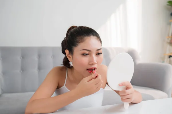 거울을 립스틱을 적용하는 아시아 여성의 초상화 — 스톡 사진