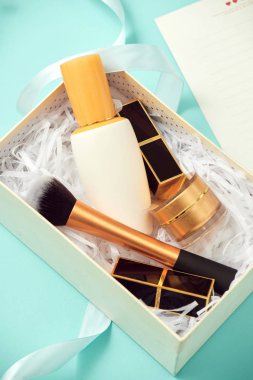 Mavi arka plan üzerinde izole kozmetik makyaj seti 