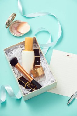 Makyaj ve kozmetik seti hediyesi