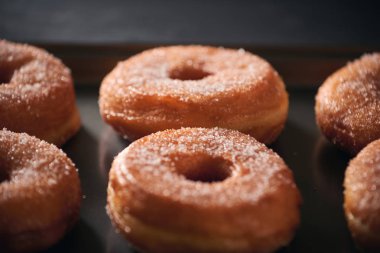 Bir barda bir tepsiüzerinde şeker ile Donuts