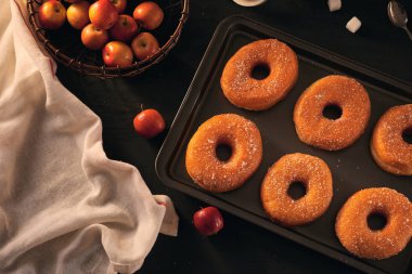 çörekler, taze elma ve kuru sonbahar yaprakları, üst görünümü. 