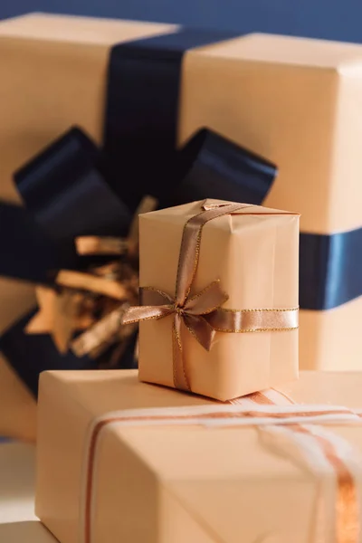 Boîtes Dorées Bleues Sur Table Fermées Cadeaux Noël — Photo