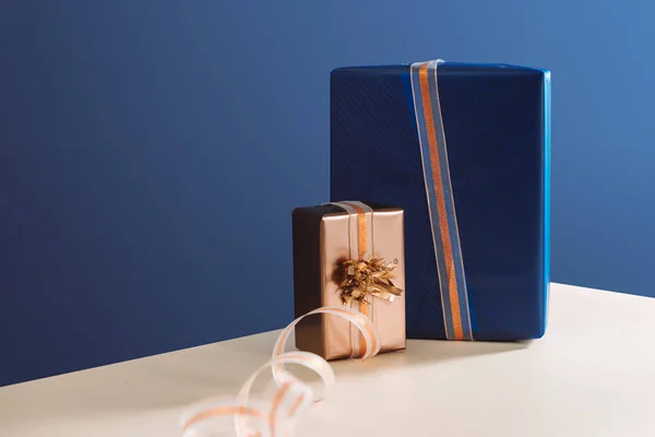 Zlatá Krabice Modré Dárky Štědrý Den Dary Mas — Stock fotografie