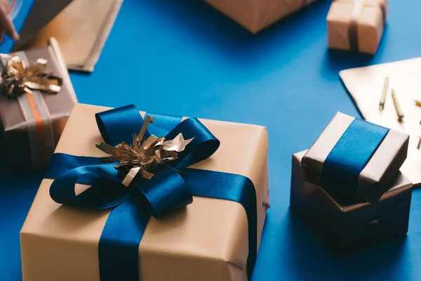 Caja Oro Con Cinta Azul Sobre Fondo Azul Concepto Navidad —  Fotos de Stock