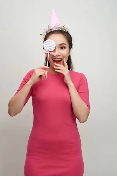 Портрет Счастливой Улыбающейся Женщины Праздничной Кепке Закрывает Глаза Леденцом Розовом — стоковое фото