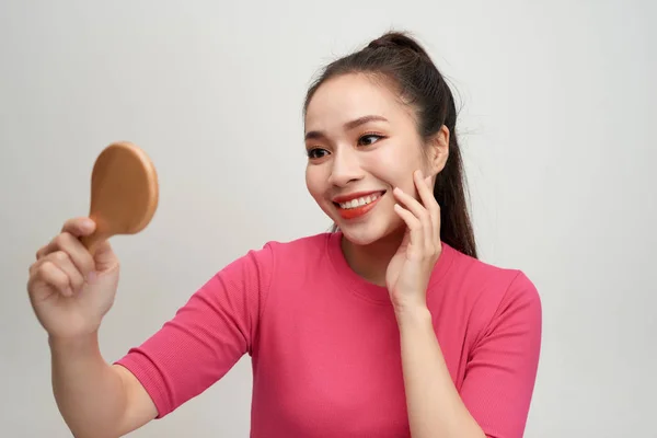 Plan Tête Une Jeune Femme Tenant Miroir Touchant Son Visage — Photo