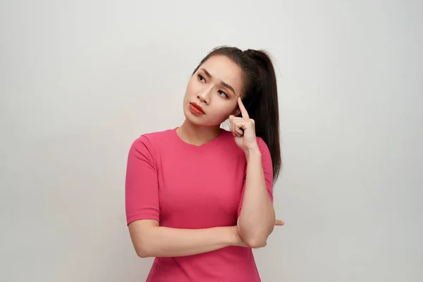 Retrato Una Mujer Pensante Sosteniendo Los Dedos Las Sienes Mirando —  Fotos de Stock