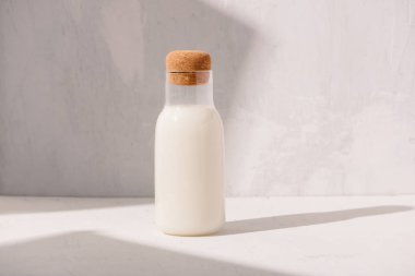 Süt veya kokteyl yaratıcı kavramı, minimalizm tarz, açı görünümü, bir metin için alan.